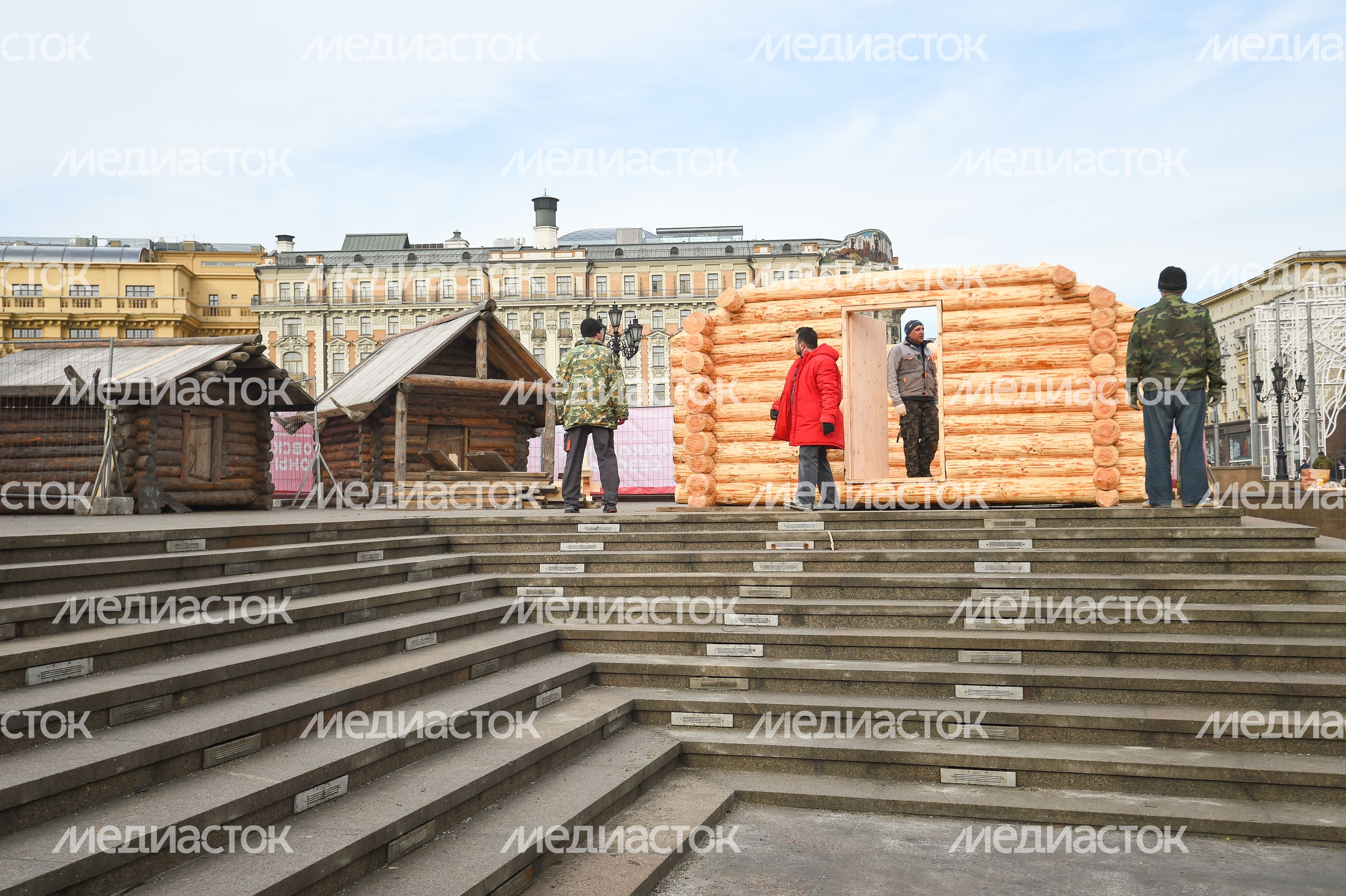 Монтаж инсталляций для фестиваля «Московская Масленица» на Манежной площади Монтаж инсталляций для фестиваля «Московская Масленица» на Манежной площади