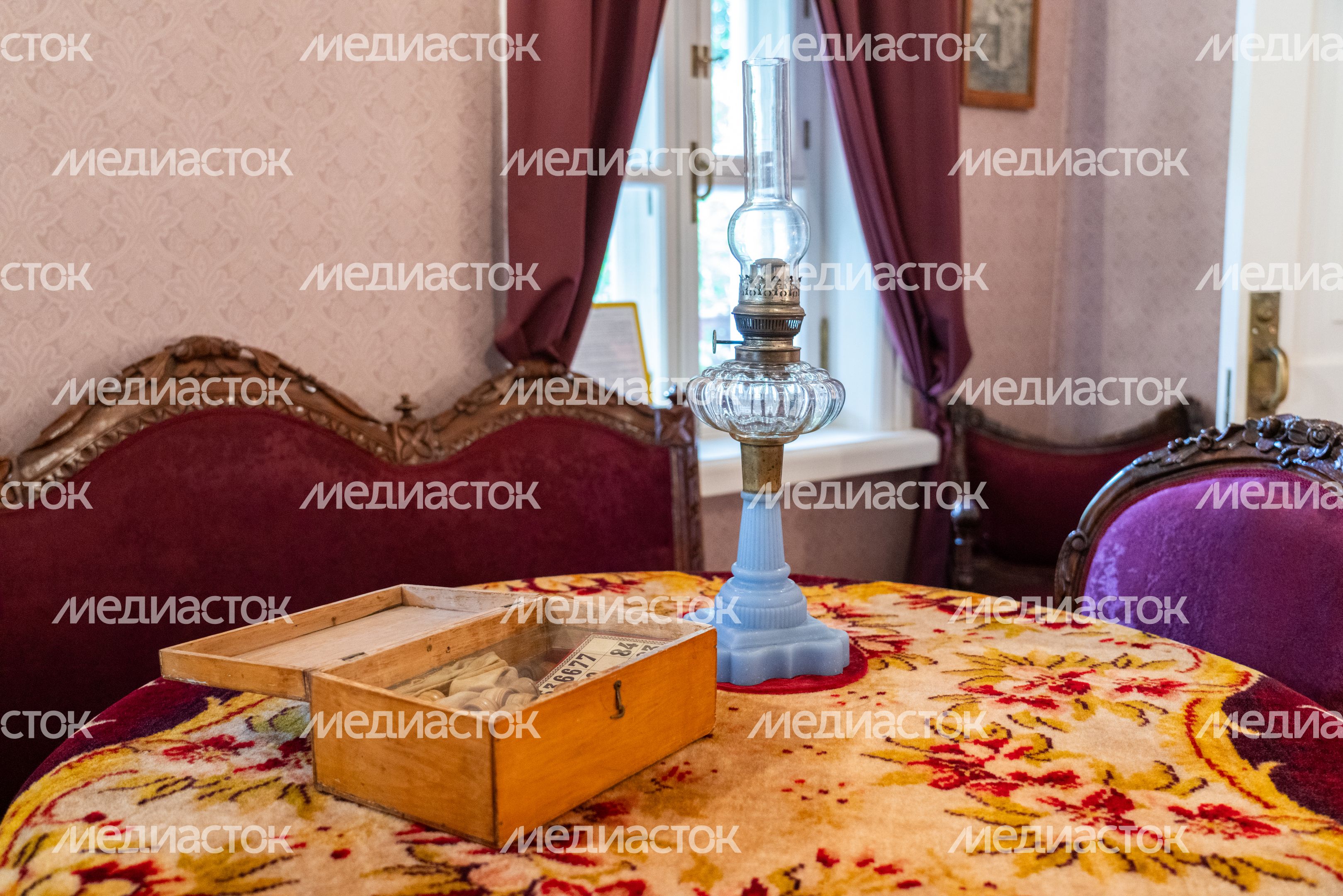 Коробка с лото на столе гостиной в главном доме усадьбы Мелихово после реставрации в 2025 году в Чехове Коробка с лото на столе гостиной в главном доме усадьбы Мелихово после реставрации в 2025 году в Чехове