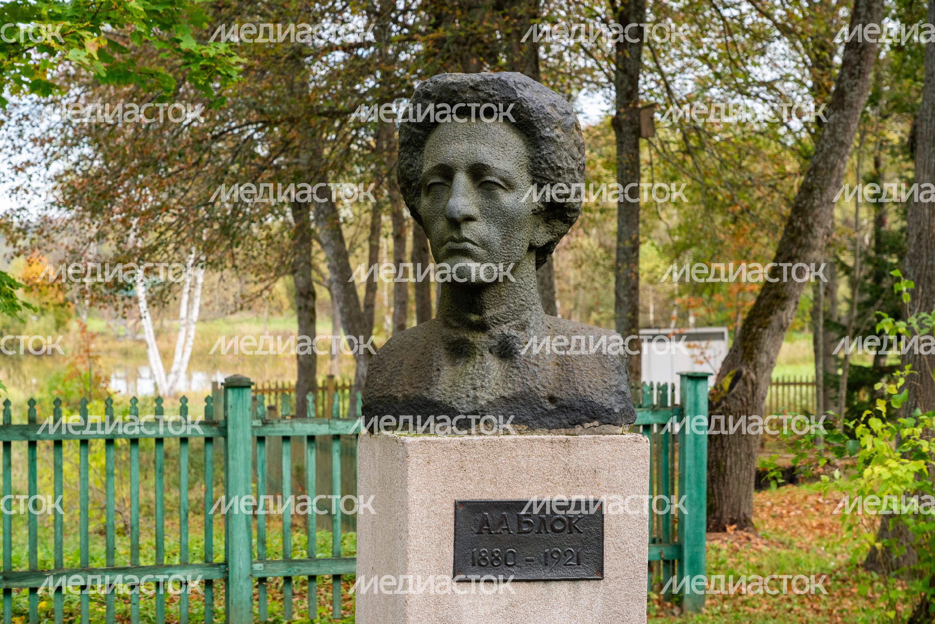 Бюст А. Блока у земской школы в усадьбе Тараканово в Клину Бюст А. Блока у земской школы в усадьбе Тараканово в Клину