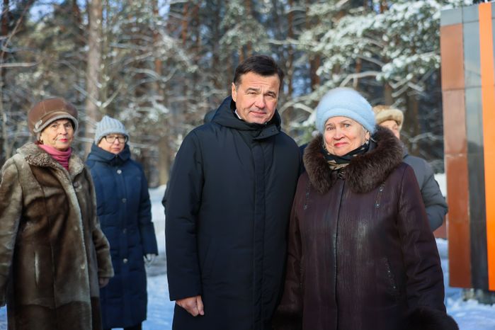 Андрей Воробьев с членами Совета ветеранов в мемориальном комплексе «Рубеж обороны»