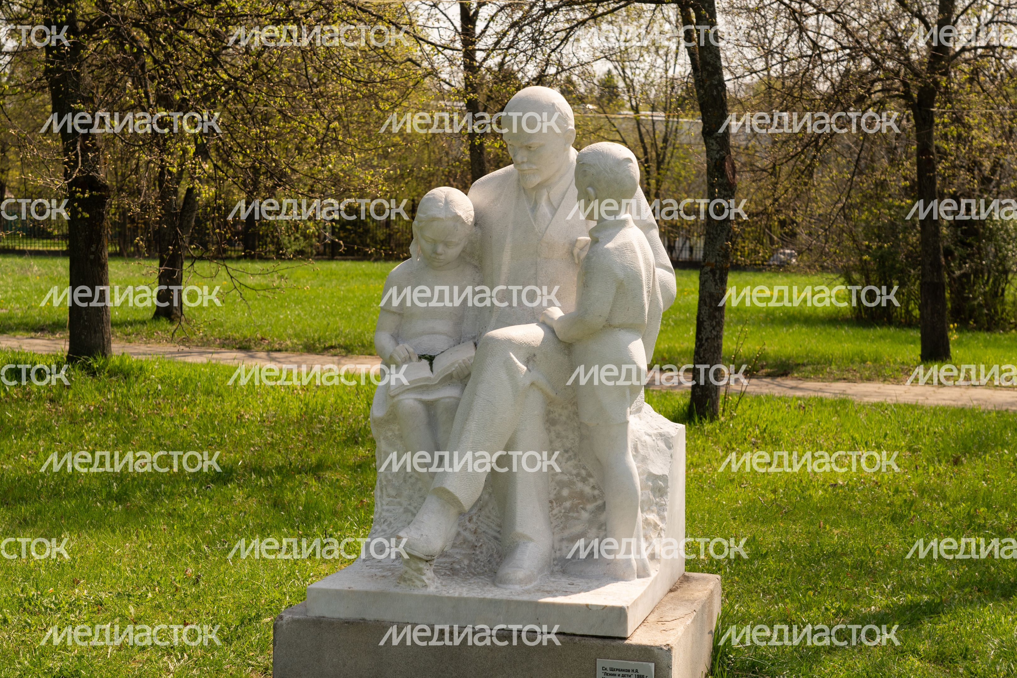 Бюсты Ленина и других коммунистов 
