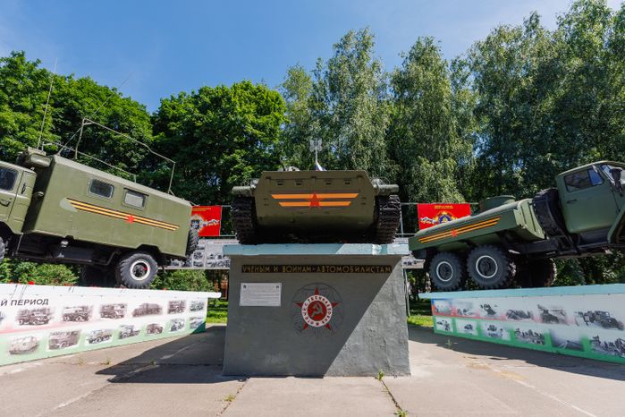 Памятник «Ученым и воинам-автомобилистам» на аллее Славы в Бронницах