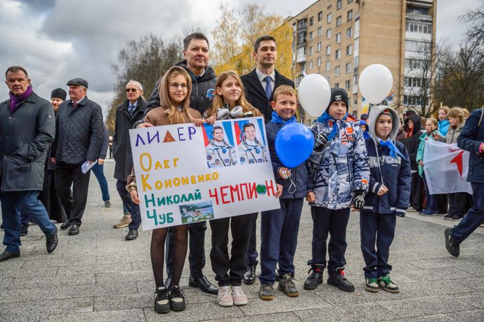 Космонавты Олег Кононенко и Николай Чуб со школьниками