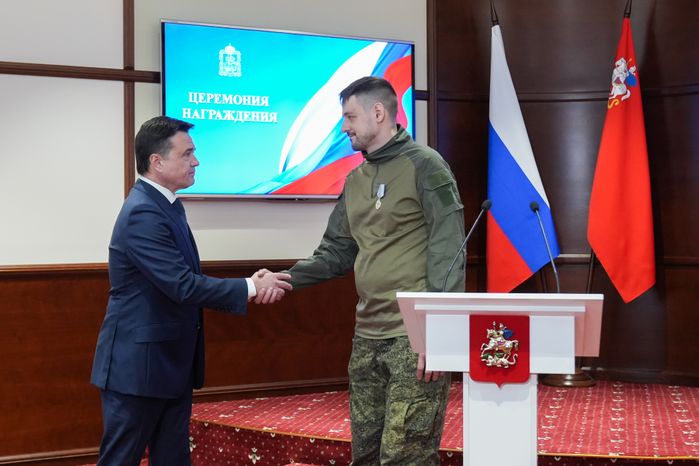 Андрей Воробьев вручил государственные награды добровольцам БАРСа