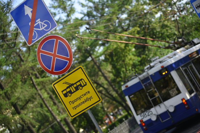 Дорожные знаки на Тверском бульваре в Москве