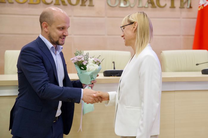 Подмосковным тренерам вручили сертификаты на покупку жилья по соципотеке