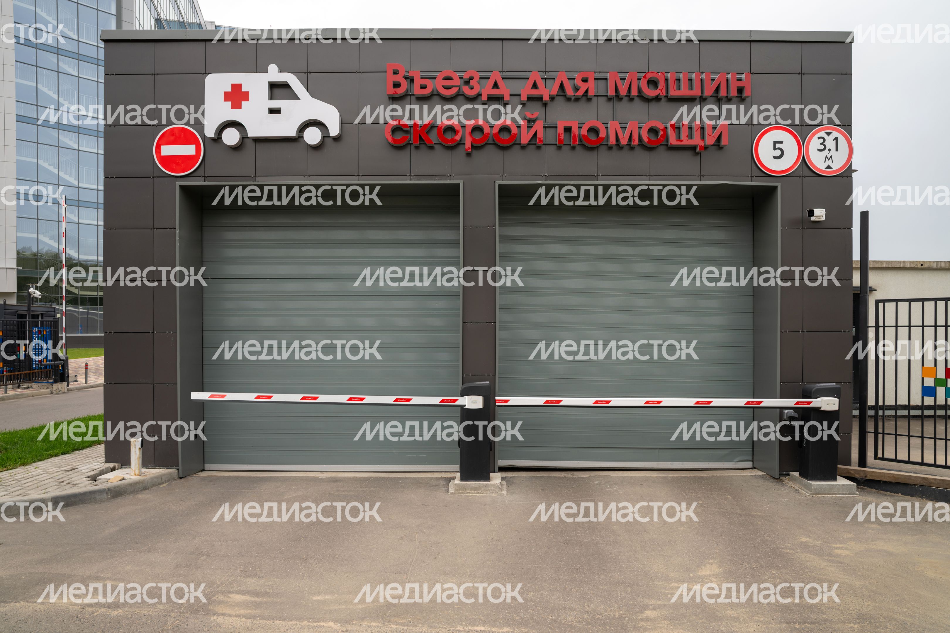 Въезд на подземную стоянку для машин скорой помощи в Детском клиническом центре им. Л.М. Рошаля в Красногорске Въезд на подземную стоянку для машин скорой помощи в Детском клиническом центре им. Л.М. Рошаля в Красногорске