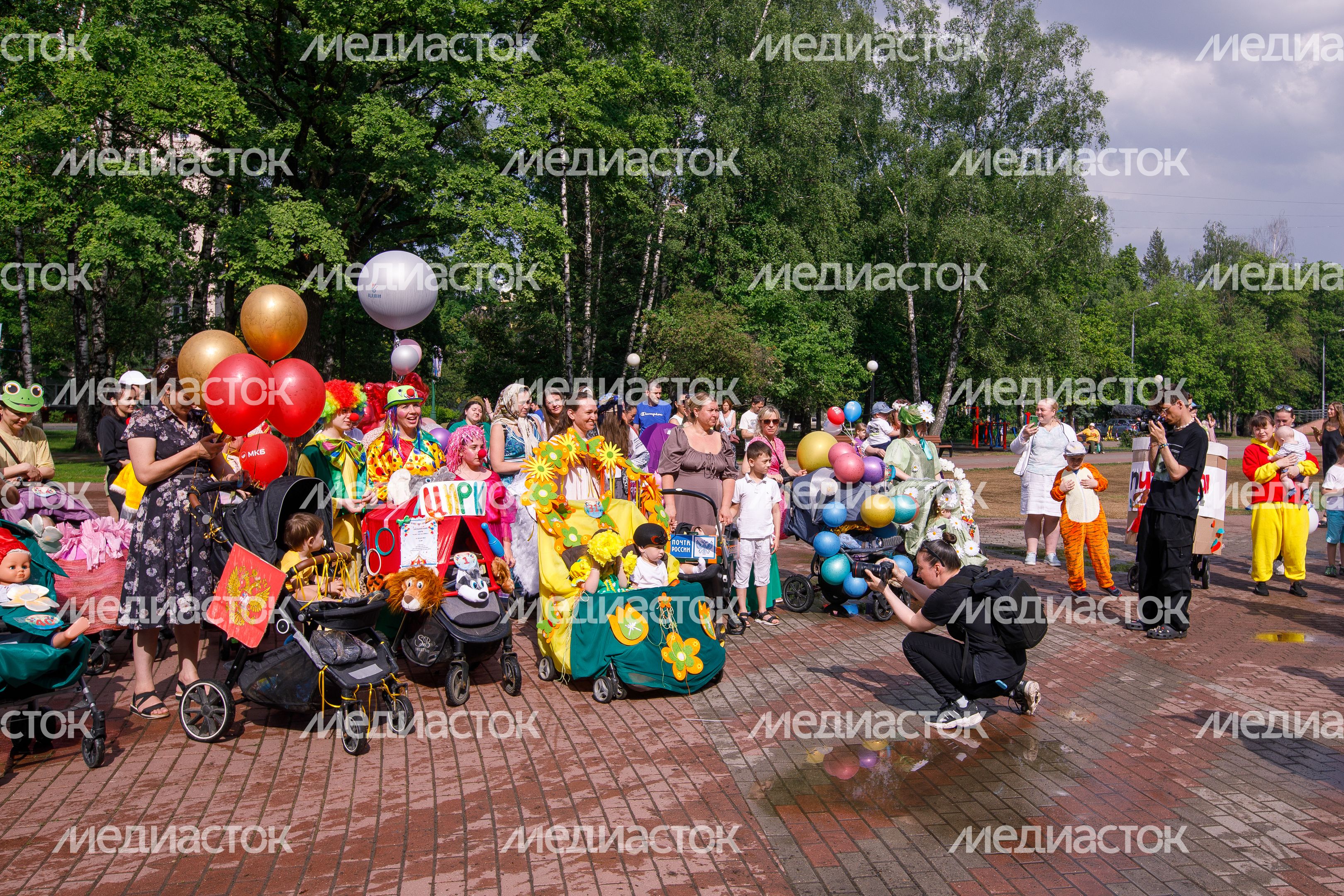 Парад колясок в сквере "Юбилейный" в Химках Парад колясок в сквере "Юбилейный" в Химках