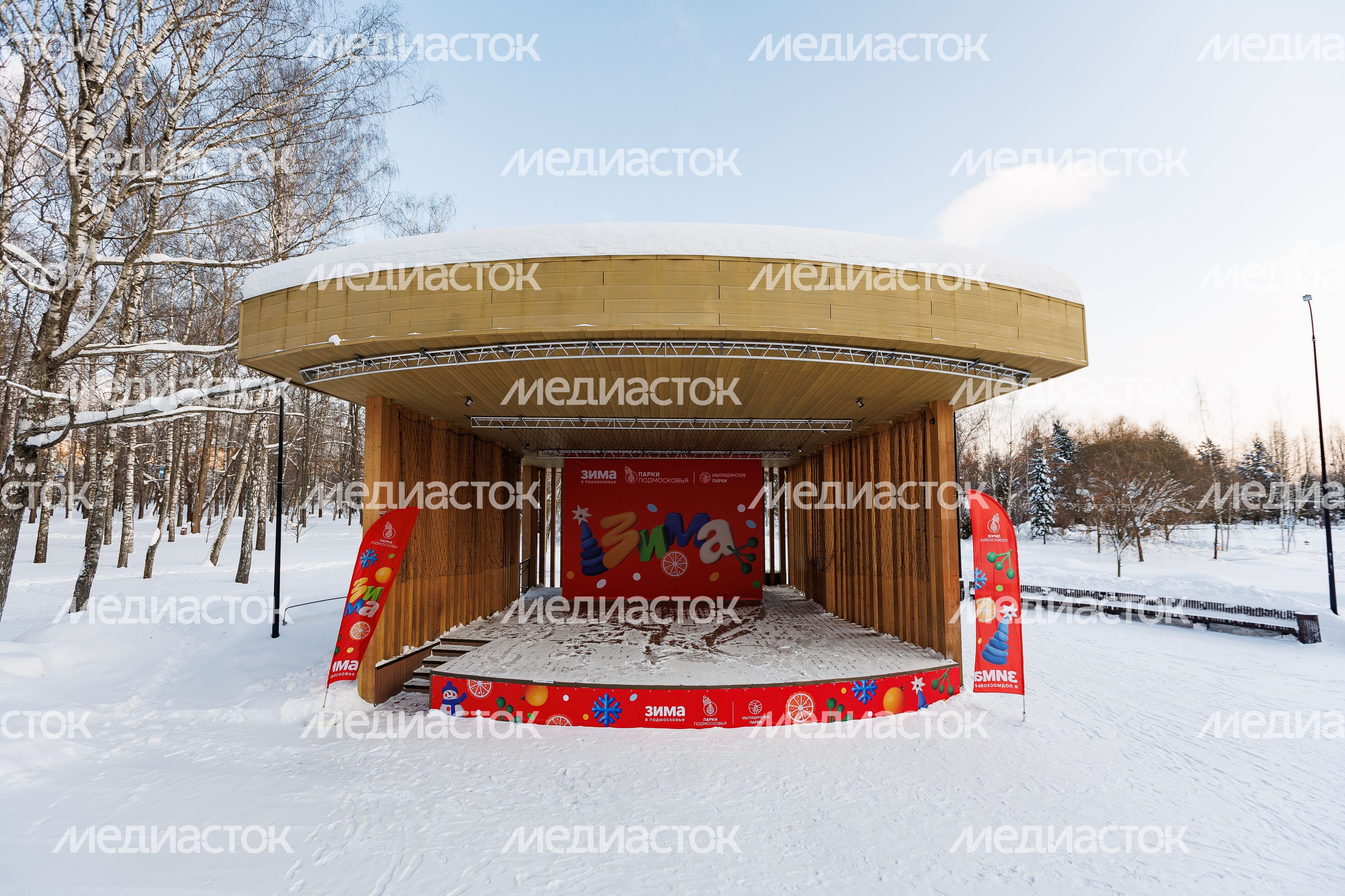 Сцена в Центральном парке культуры и отдыха «Парк Мира» в Мытищах Сцена в Центральном парке культуры и отдыха «Парк Мира» в Мытищах