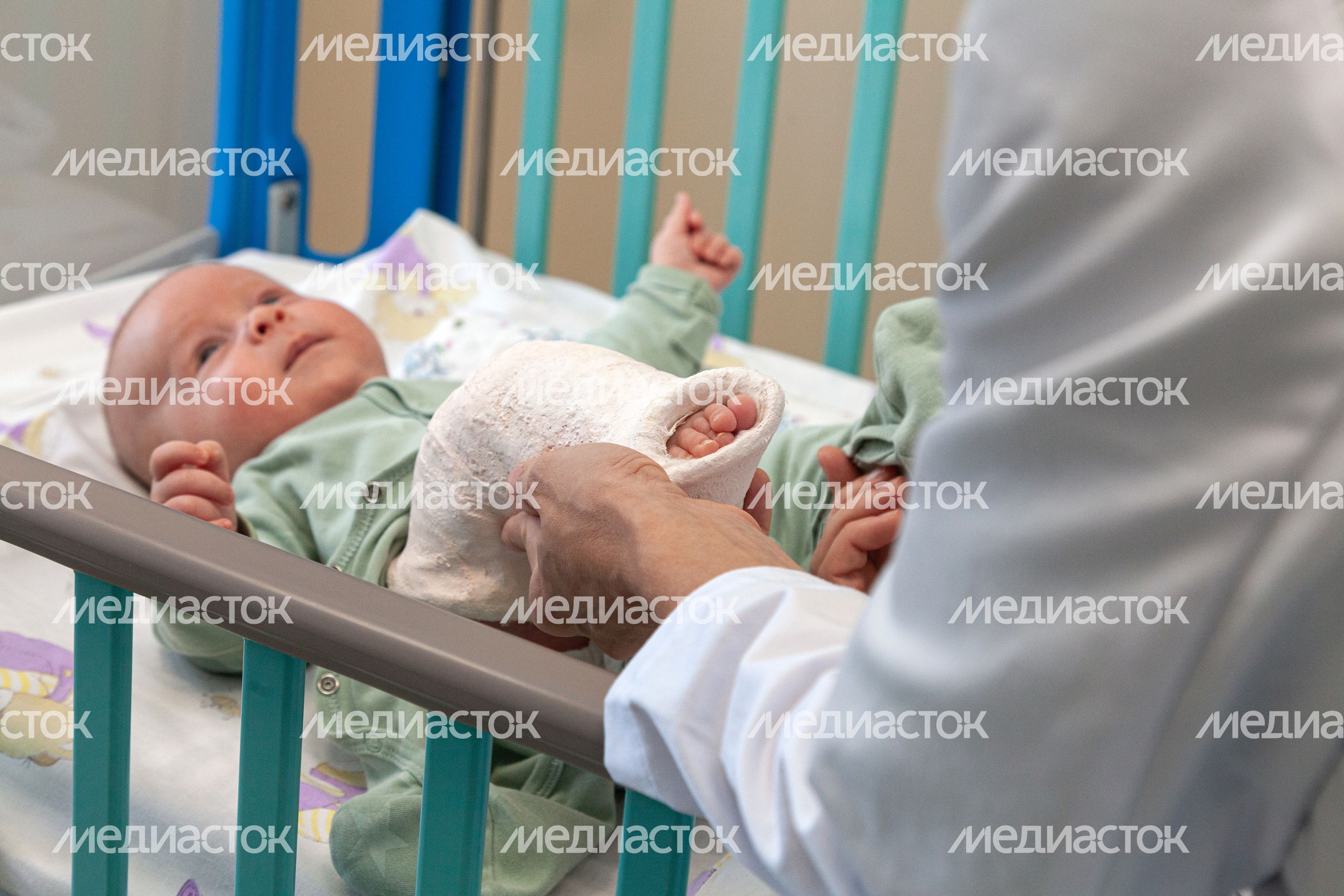 Врач осматривает пациента отделения травматологии в Детском клиническом центре им. Л.М. Рошаля Врач осматривает пациента отделения травматологии в Детском клиническом центре им. Л.М. Рошаля