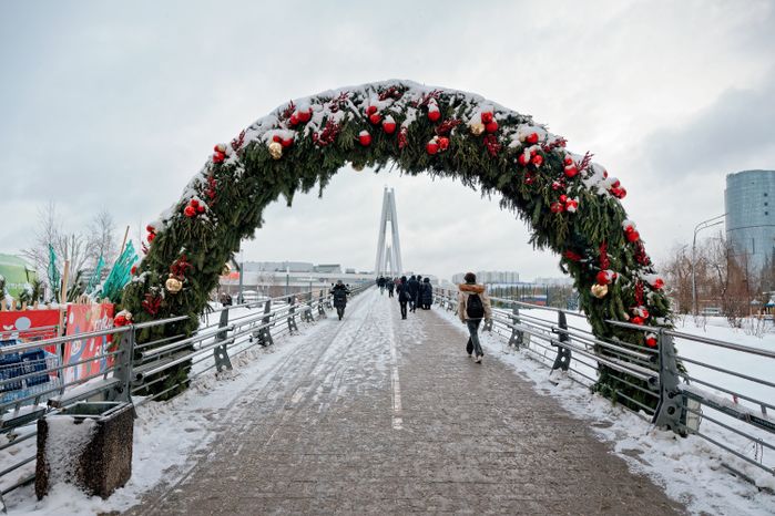 Новогоднее украшение пешеходного моста через реку в Павшинской пойме Красногорска