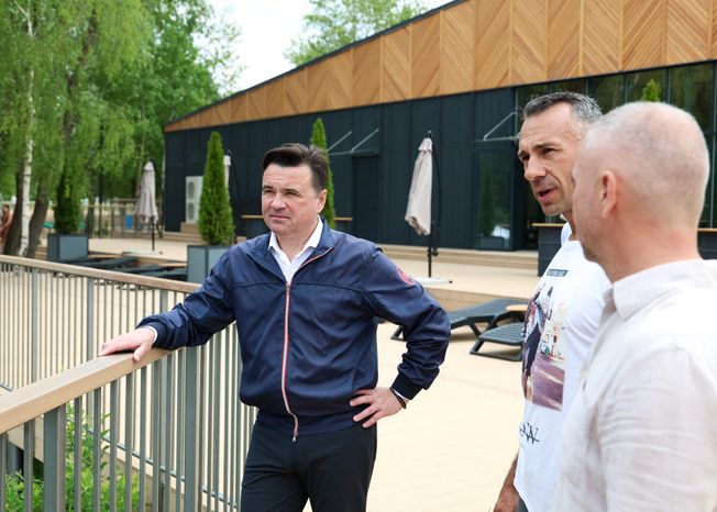Андрей Воробьев проверил ход благоустройства лесопарка "Волкуша" в Лыткарине