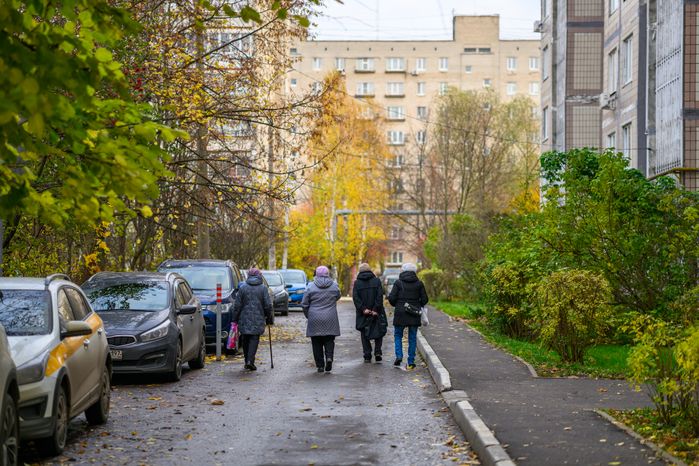 Двор многоквартирного дома в микрорайоне Авиационный Домодедово осенью