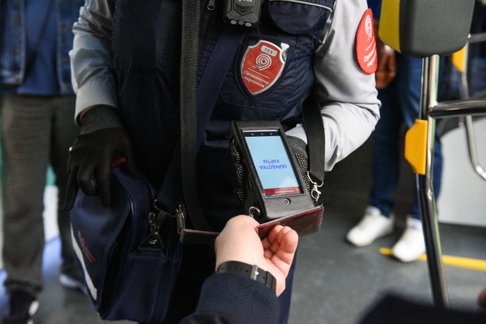 Проверки соблюдения масочно-перчаточного режима в общественном транспорте в Москве