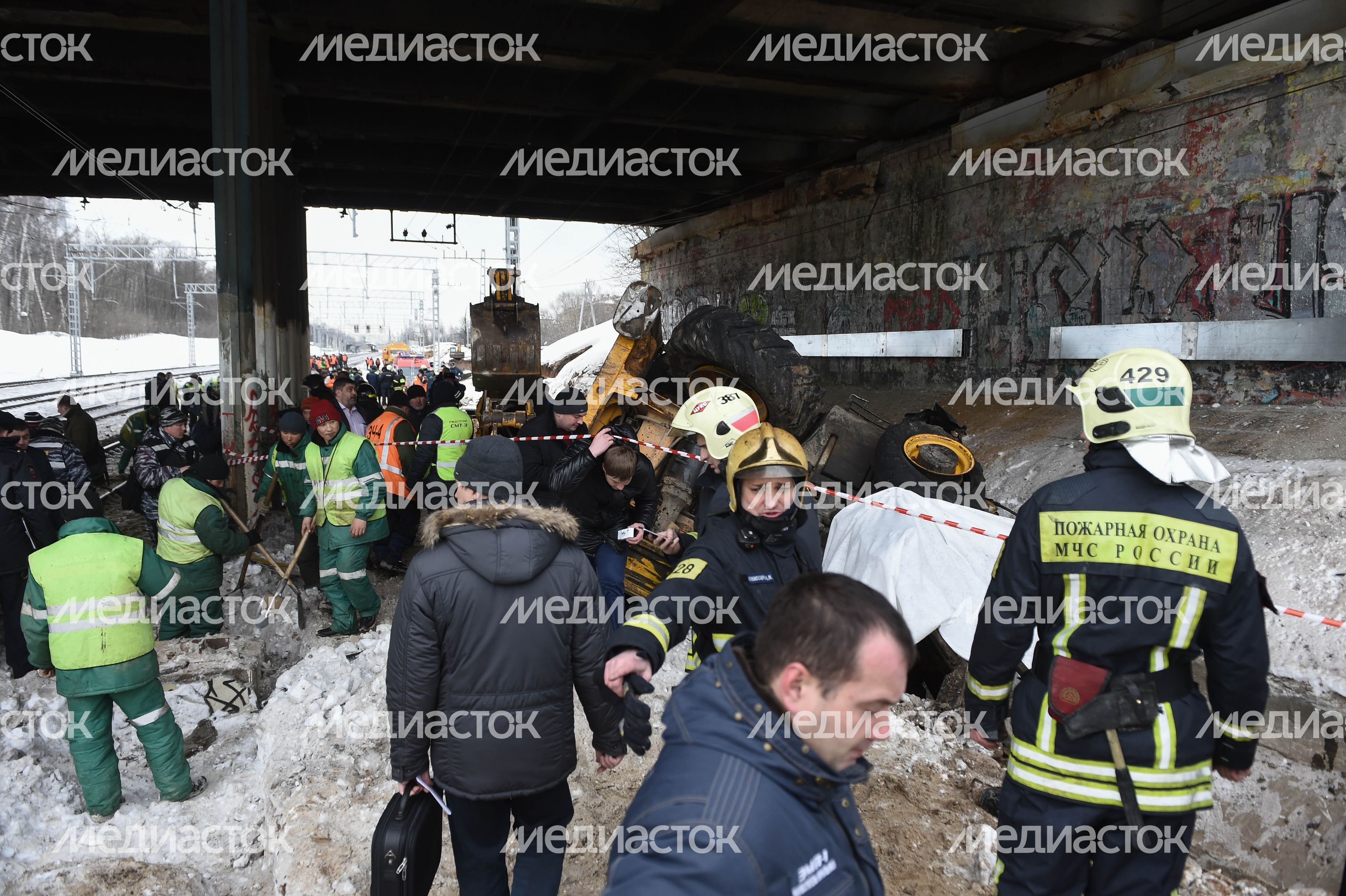 Кадры с места ЧП с трактором и электричкой в Москве, 14.03.2018