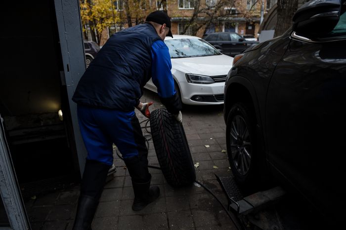 Работа шиномонтажной мастерской перед началом зимнего сезона