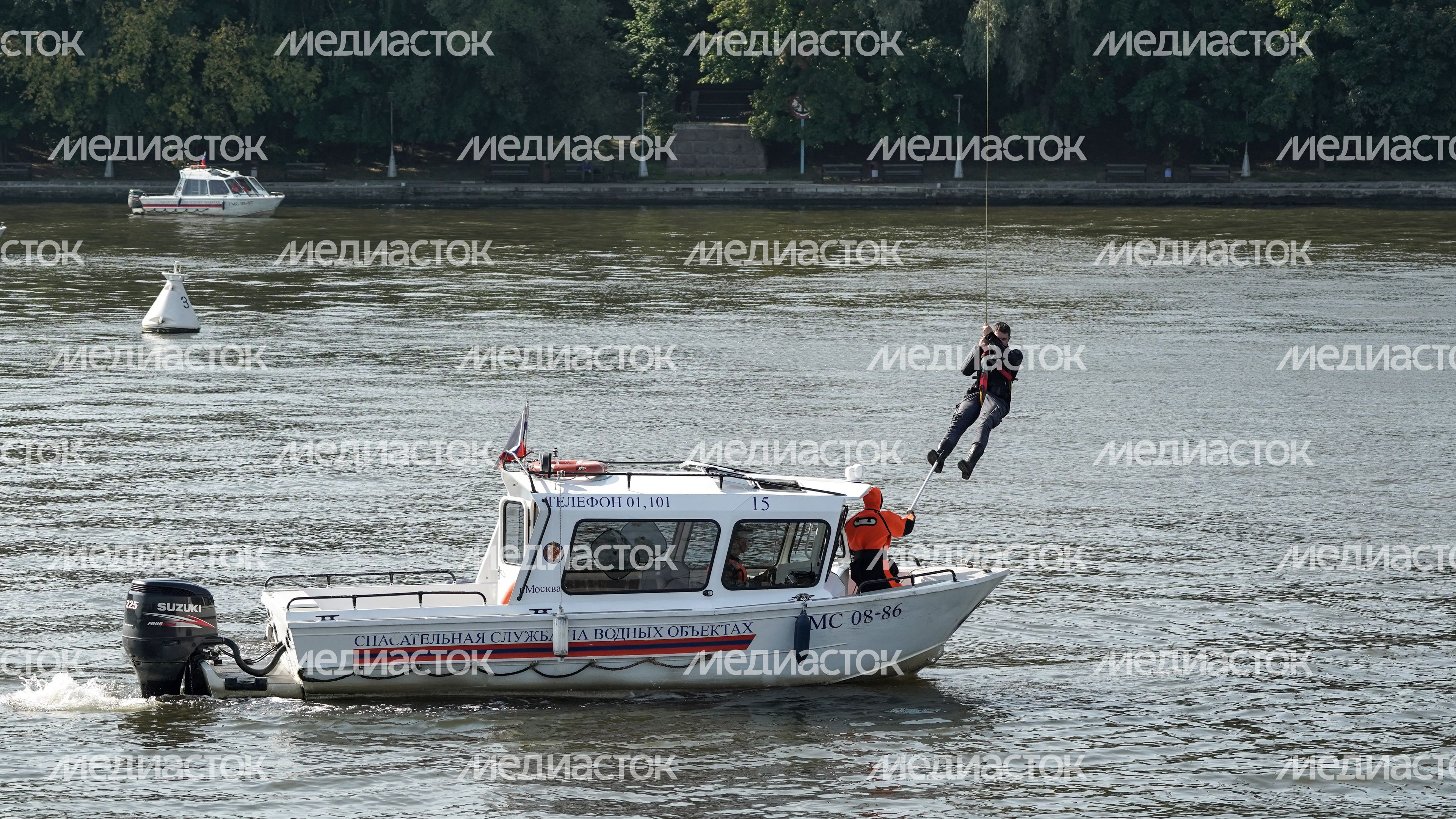 Учения спасателей на канатной дороге на Воробьевых горах