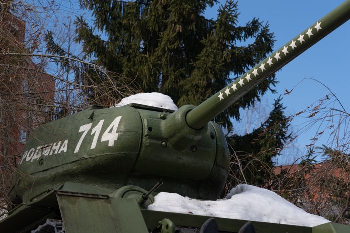 Памятник-танк Мать-Родина