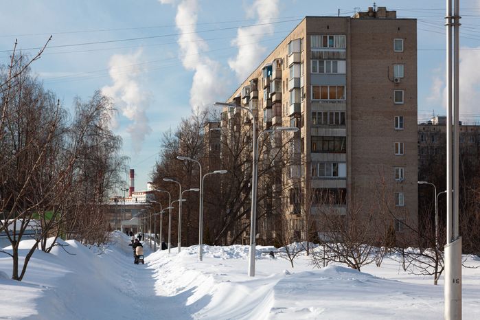 Зимние виды улиц города Дзержинский