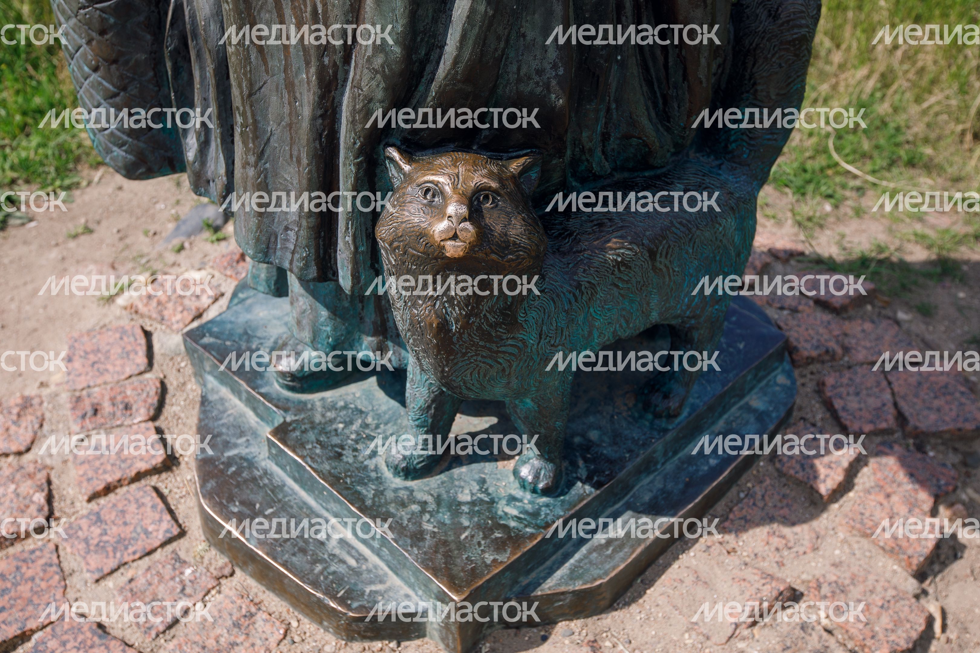 Дмитров. Скульптурная композиция «Горожане» Дмитров. Скульптурная композиция «Горожане»