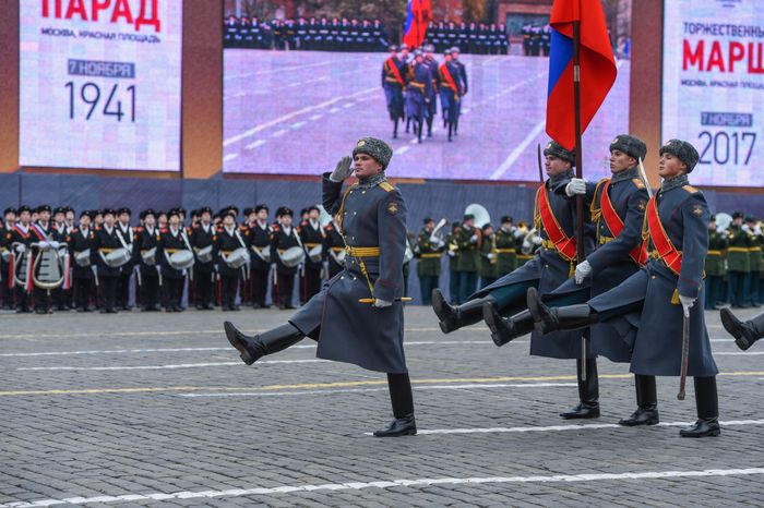 Торжественный марш в честь парада 1941 года на Красной площади в Москве