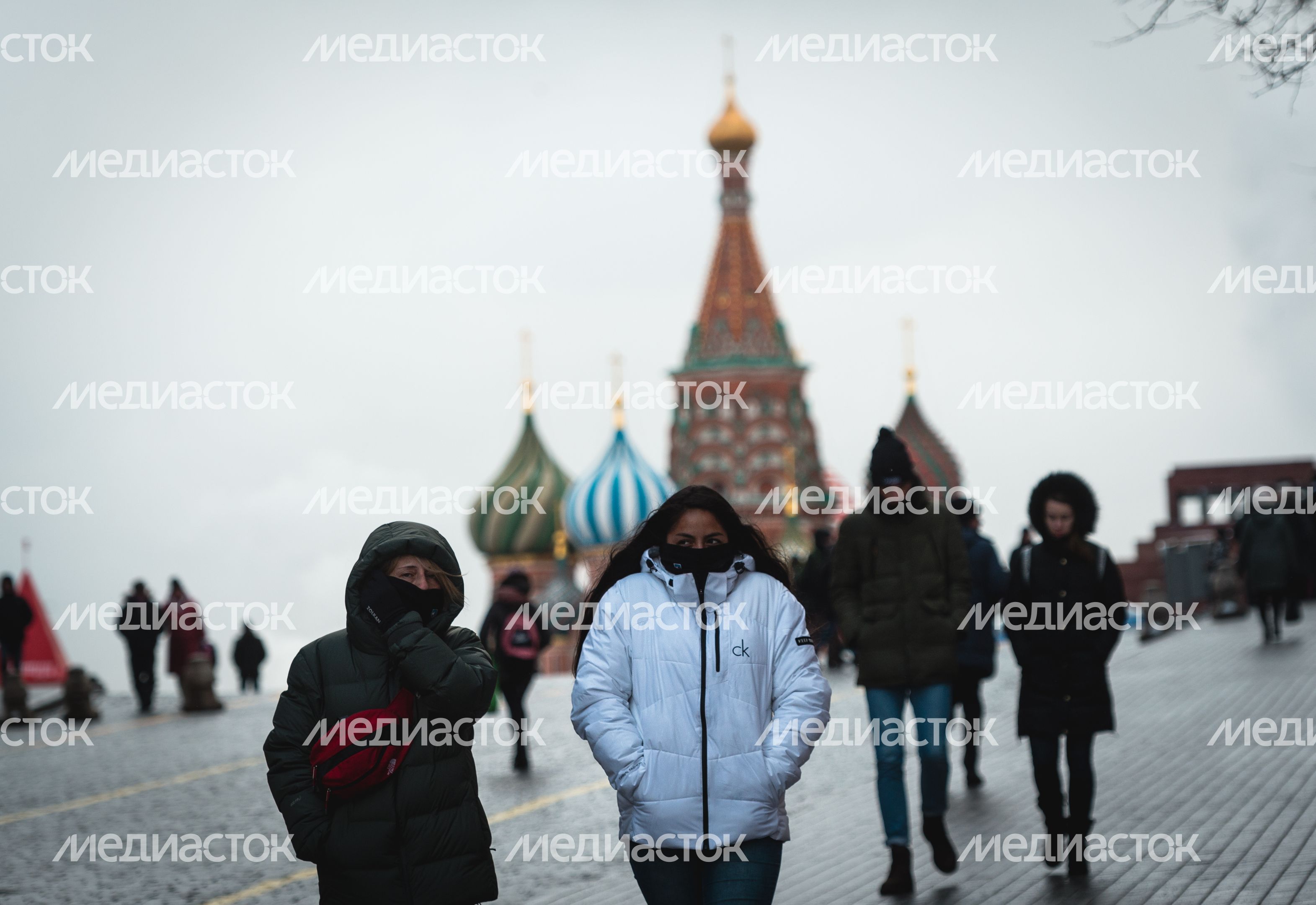 Люди в масках в период эпидемии коронавируса