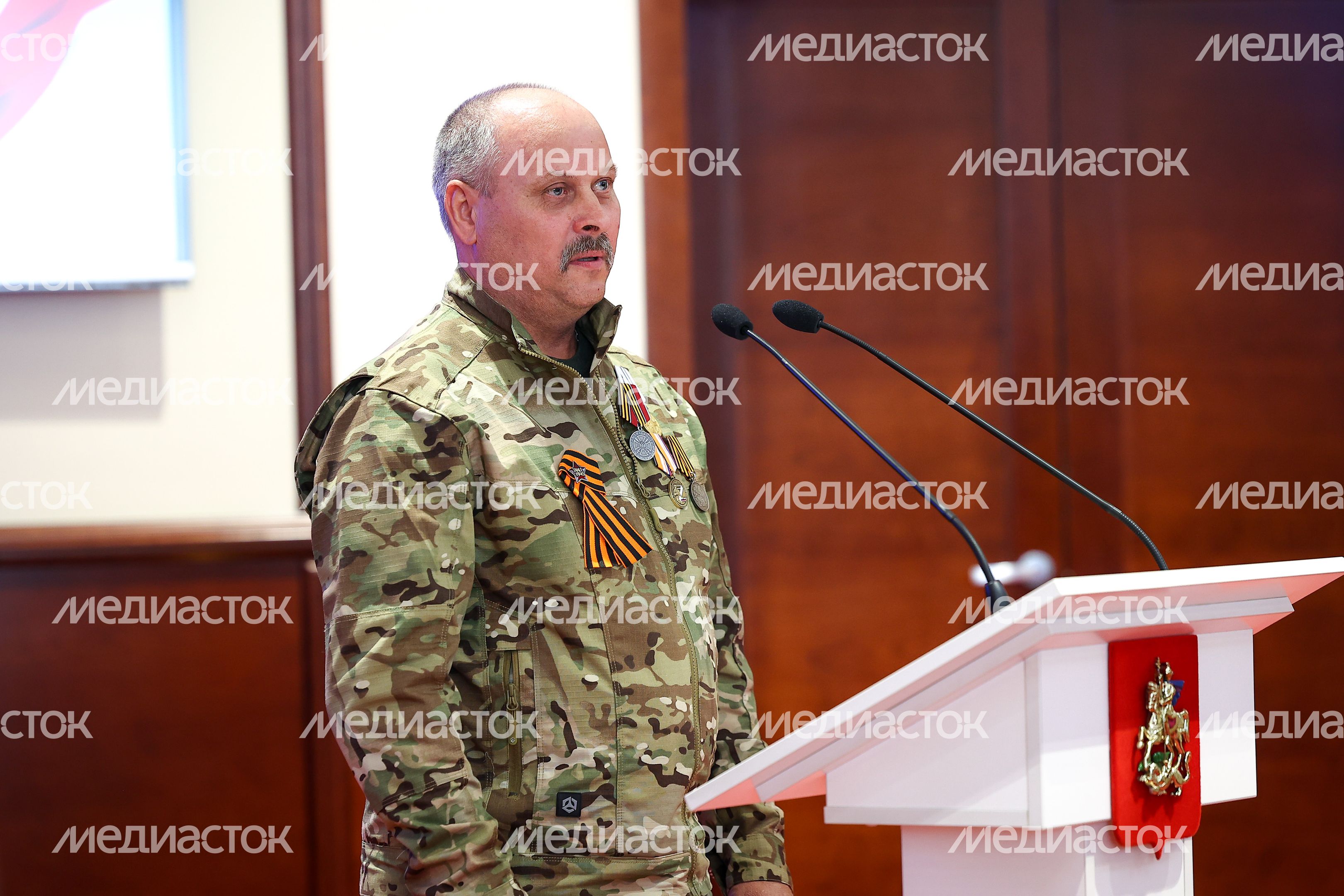 Губернатор вручил государственные награды добровольцам отряда БАРС