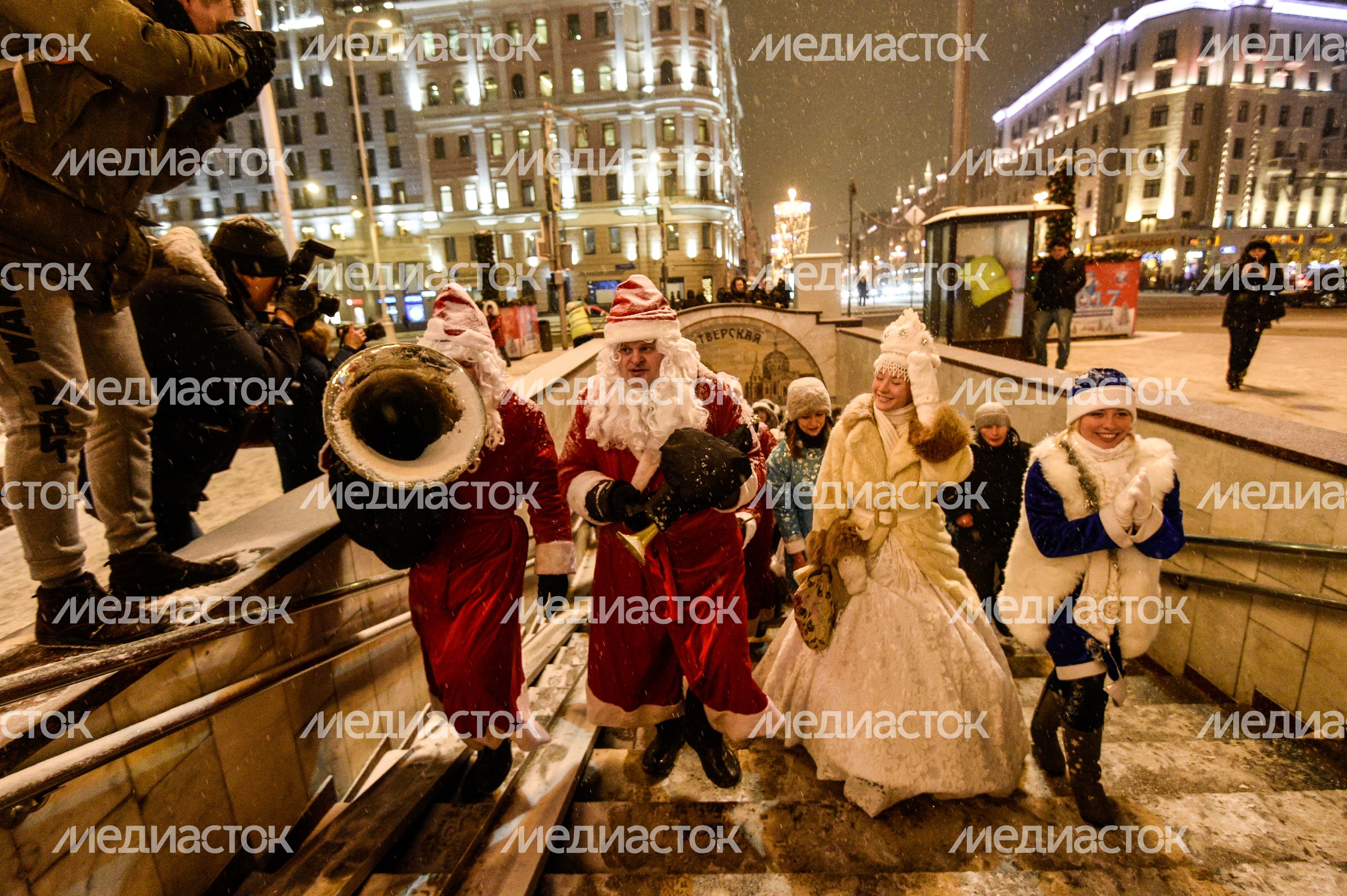 Парад Снегурочек в Москве Парад Снегурочек в Москве