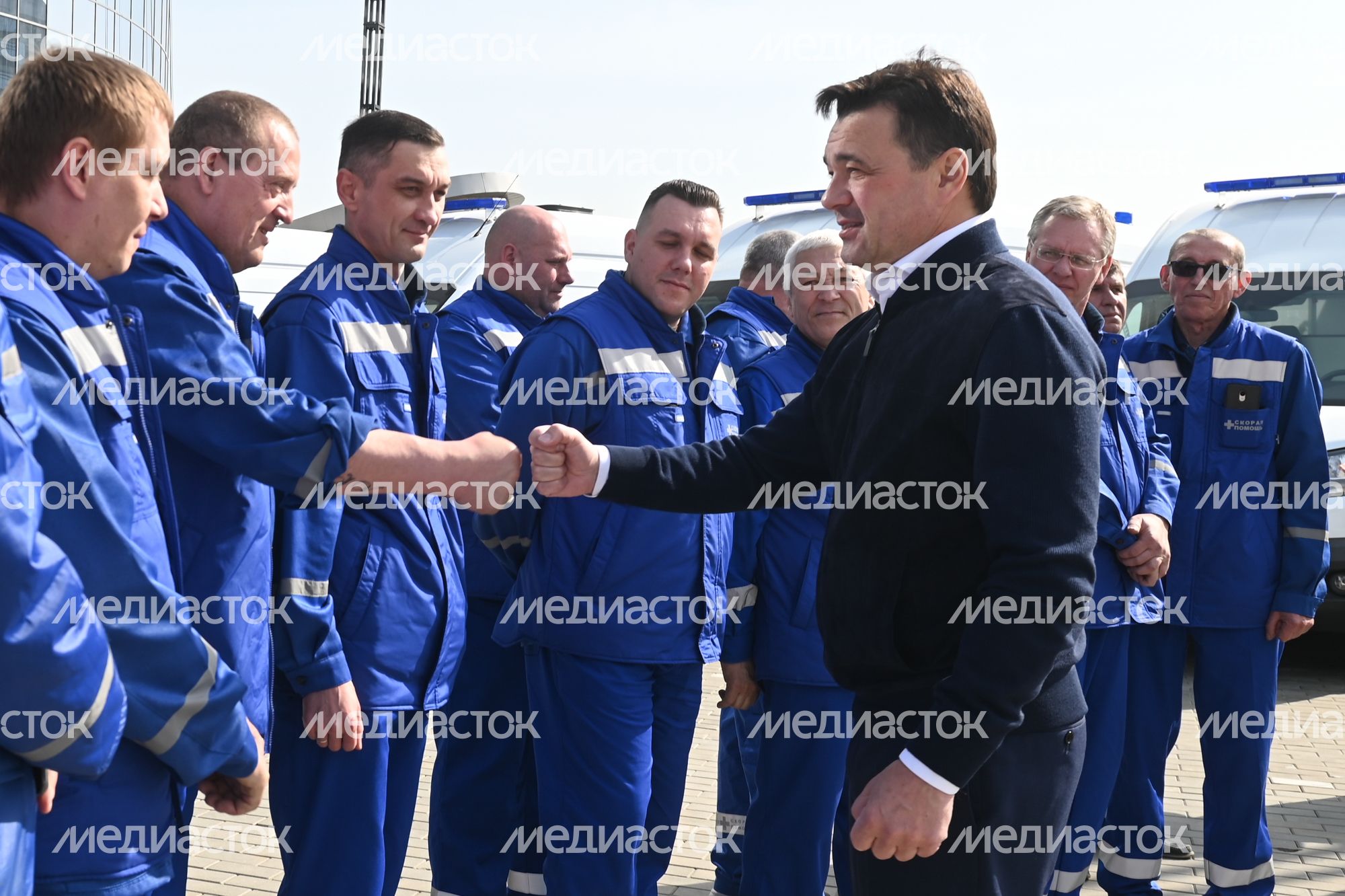 Передача Губернатором Подмосковья ключей от новых автомобилей областной станции скорой медицинской помощи