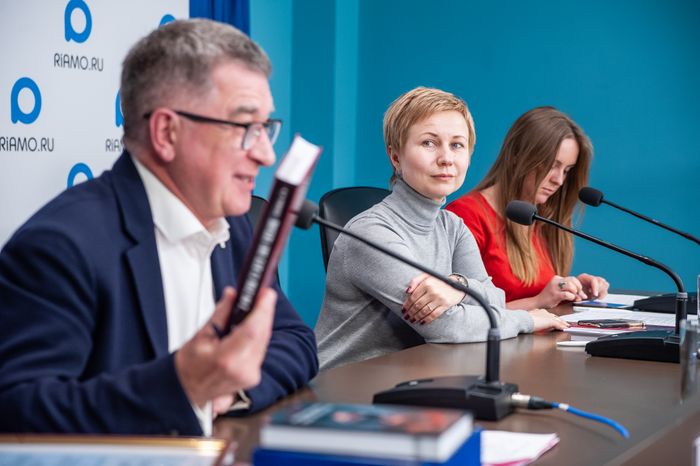 Презентация книги Александра Чумикова «Москва-400. Кам-са-мол! 90-е»