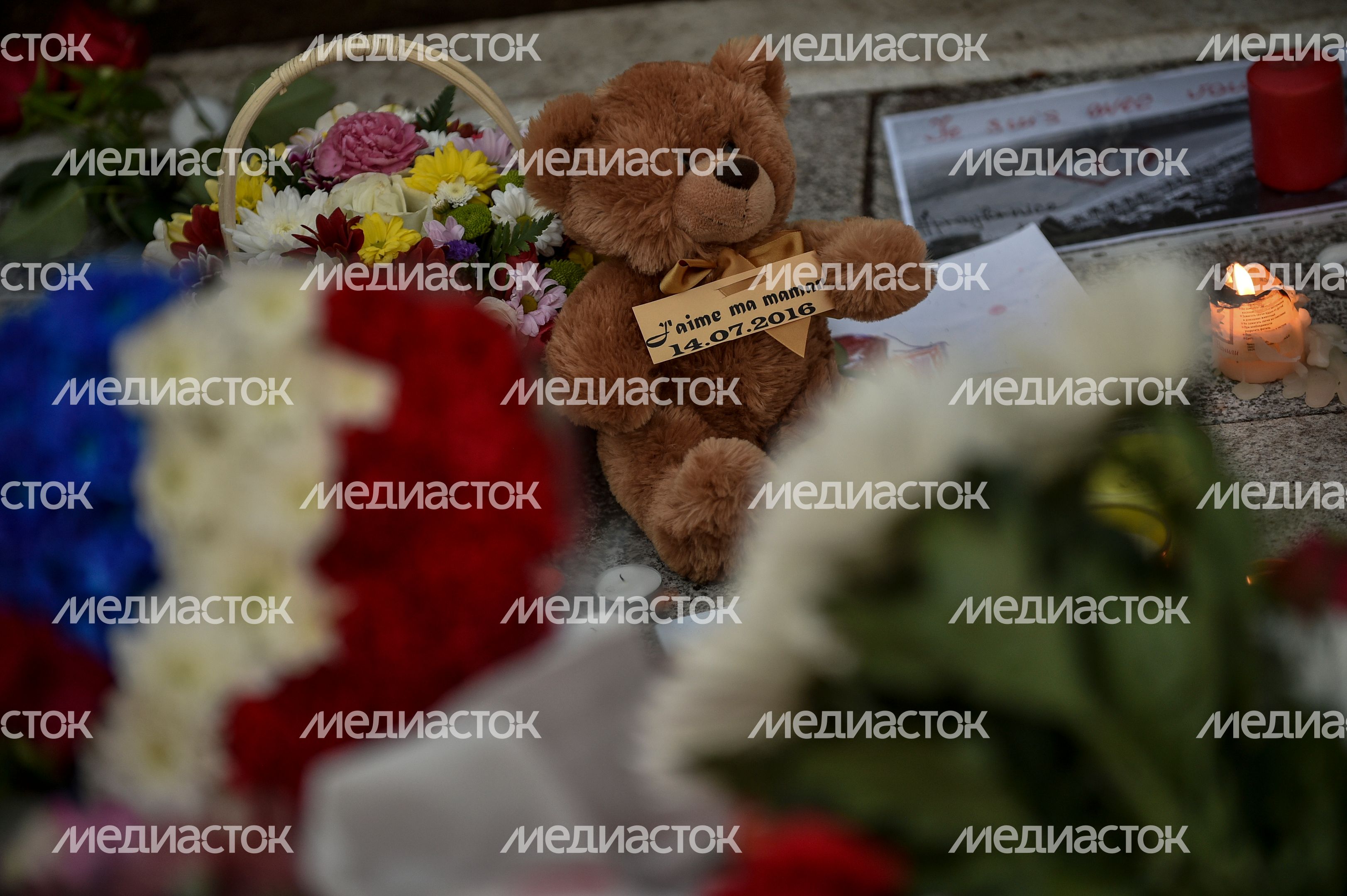 Жители Москвы несут цветы к посольству Франции Жители Москвы несут цветы к посольству Франции