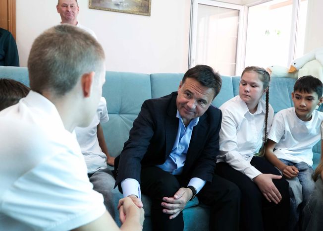 Андрей Воробьев навестил многодетную семью, воспитывающую особенных деток