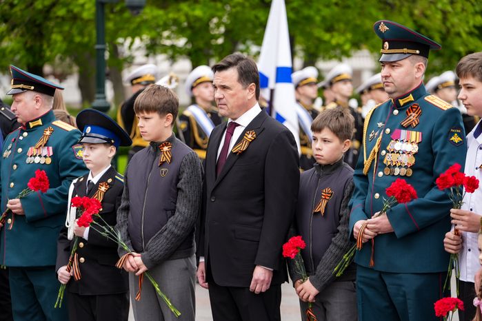 Андрей Воробьев вместе с героями СВО и детьми возложил цветы к Вечному огню у стен Кремля