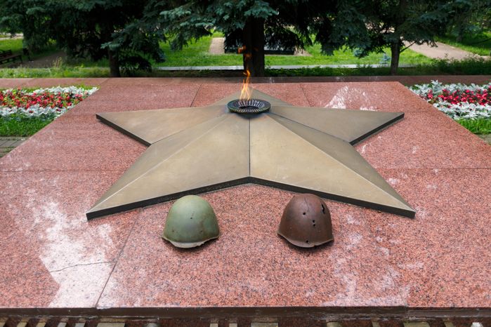 Вечный огонь у памятника воинам, павшим в Великой Отечественной войне, в сквере Победы в Дзержинском
