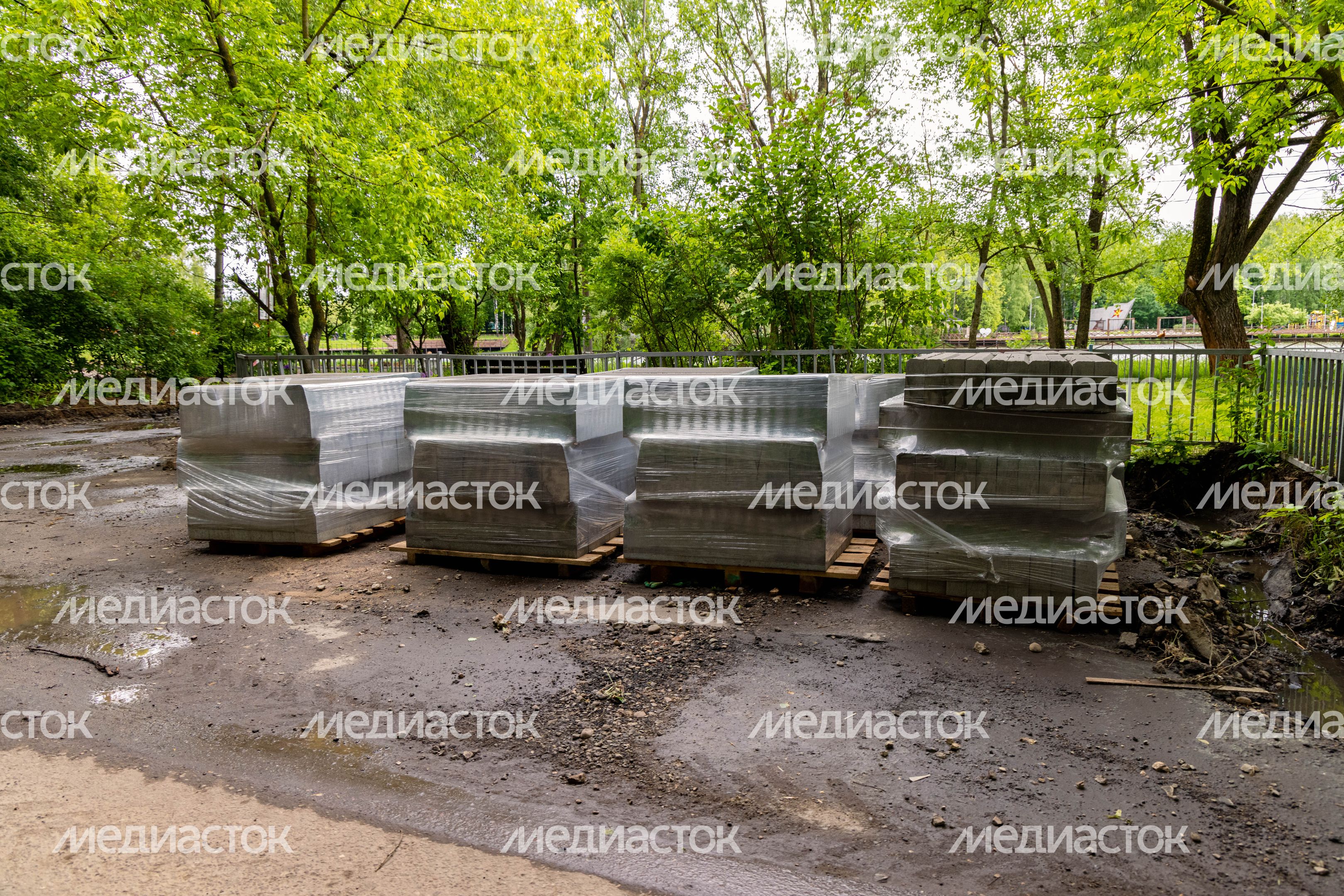 Всеволод Волосевич оценил выполнение работ по благоустройству дворовых территорий и «народных троп» Всеволод Волосевич оценил выполнение работ по благоустройству дворовых территорий и «народных троп»