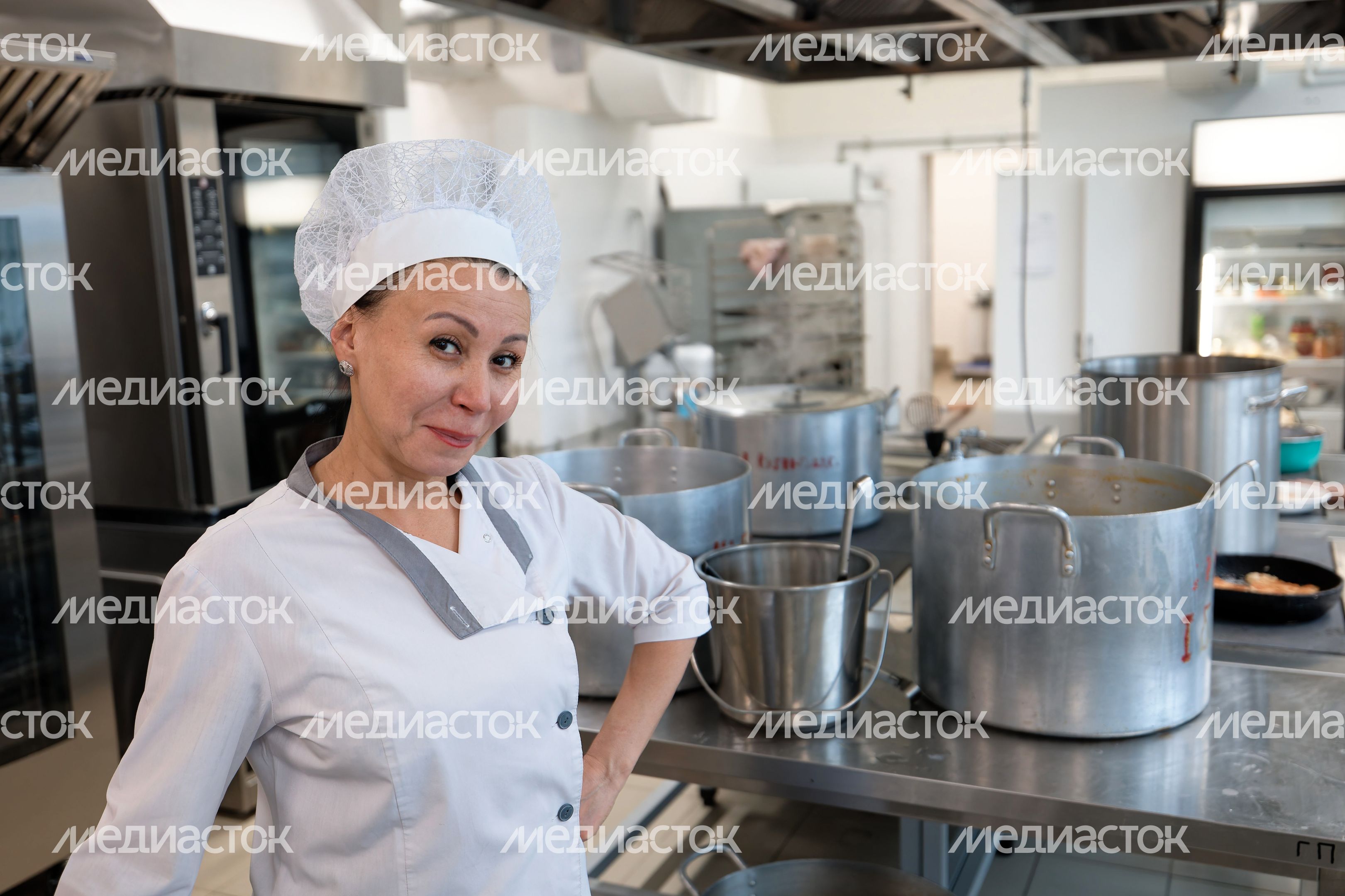 Повар в столовой Алабинской средней школы поселка Калининец