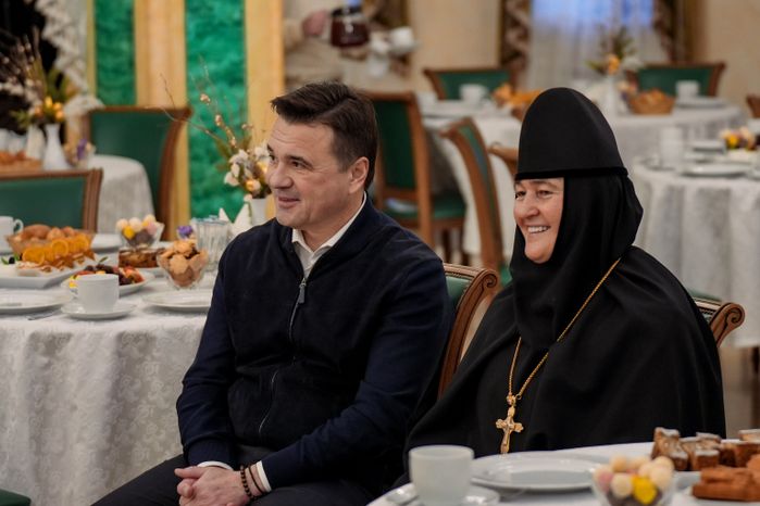 Андрей Воробьев поздравил с Новым годом воспитанниц детского приюта при Покровском монастыре