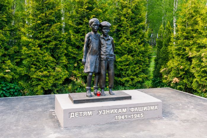 Памятник «Детям — узникам фашизма в 1941-1945» в парке культуры и отдыха в Лобне