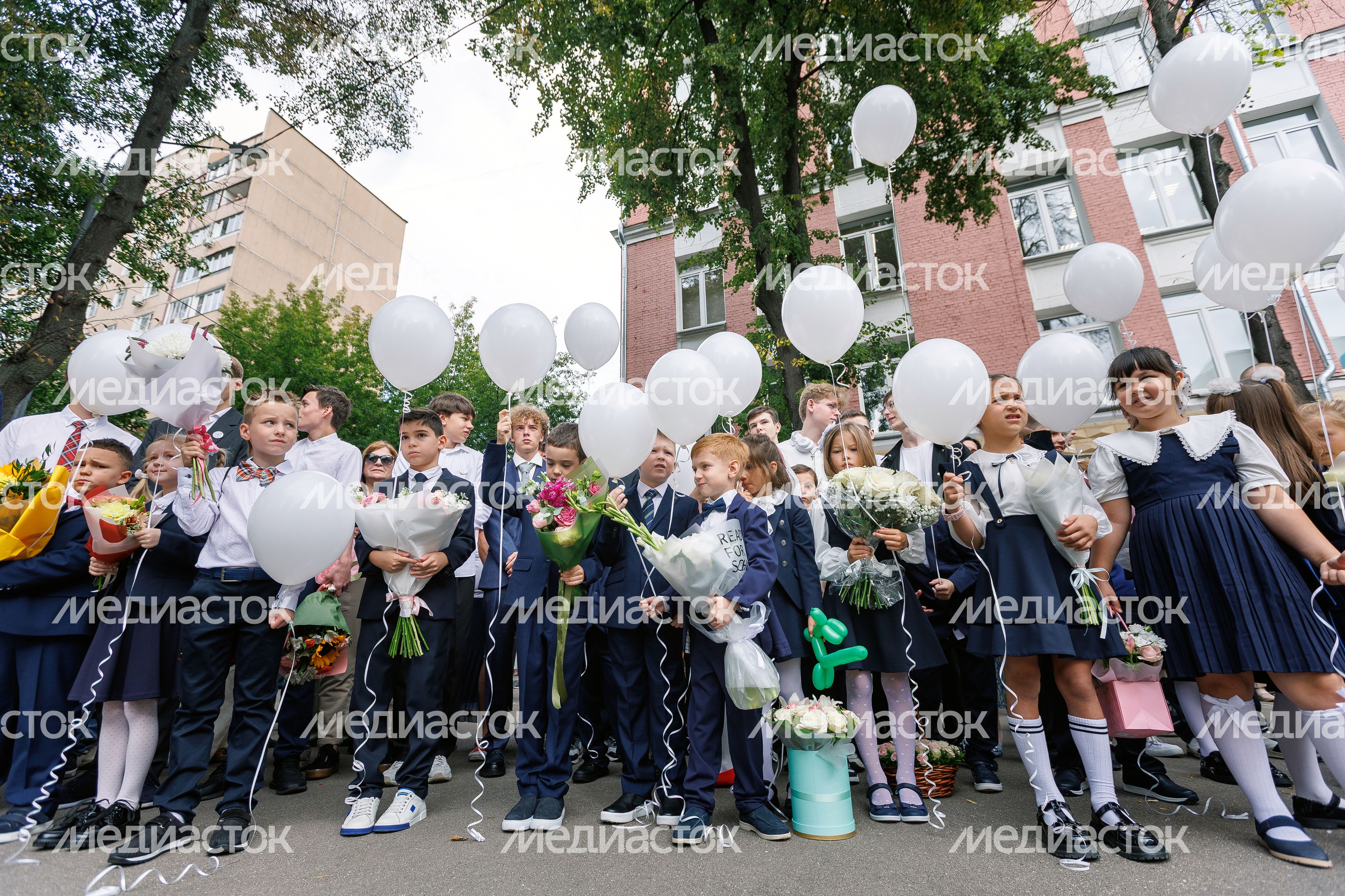 Первоклассники 1 сентября на линейке в школе Первоклассники 1 сентября на линейке в школе