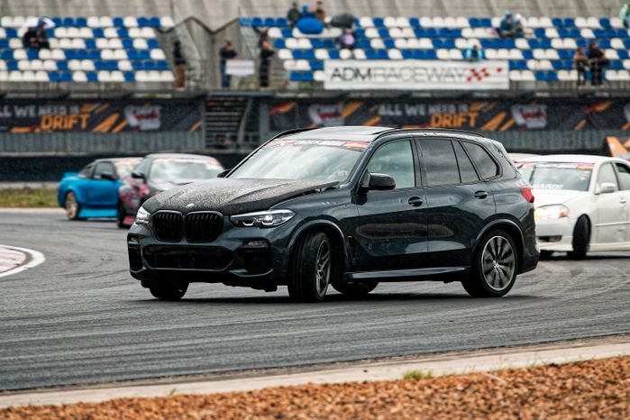 Гонка автомобилей на дрифт-фестивале скорости и драйва Drift Expo Track Mode 2025