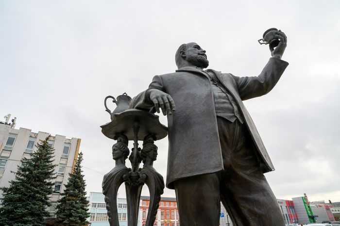 Памятник российскому промышленнику Матвею Кузнецову в Ликино-Дулево