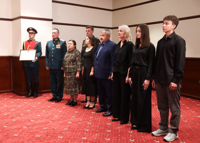 Семье подполковника Андрея Кулакова передали Золотую Звезду Героя России