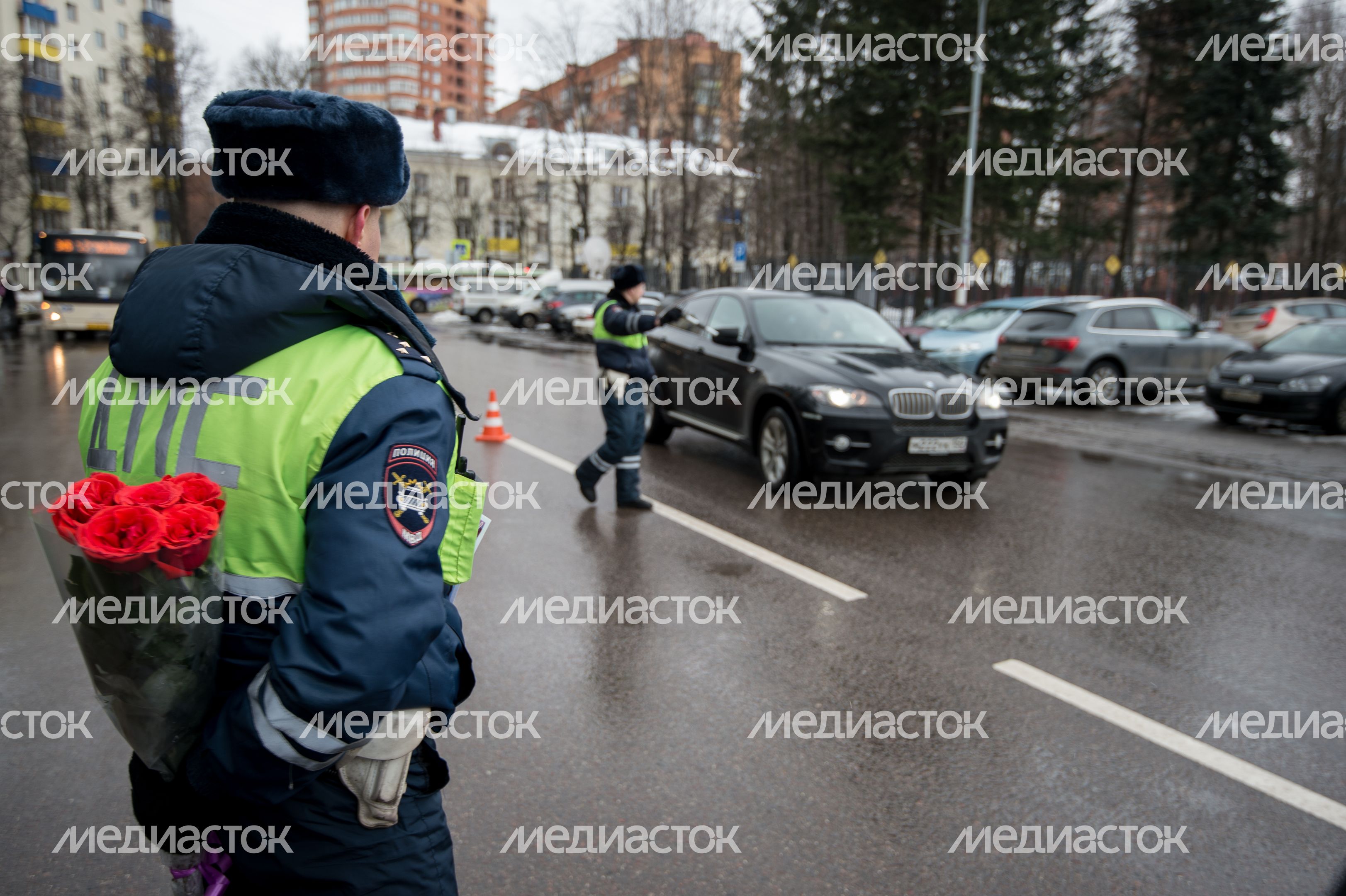 Сотрудники ГИБДД поздравляют женщин в преддверии 8 марта