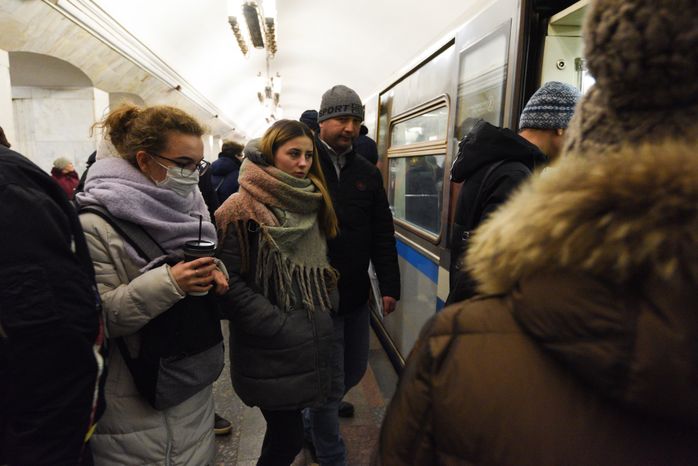Люди в масках в период эпидемии коронавируса