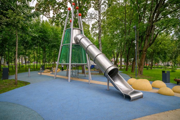 Детская площадка в сквере Семьи, любви и верности в Балашихе летом