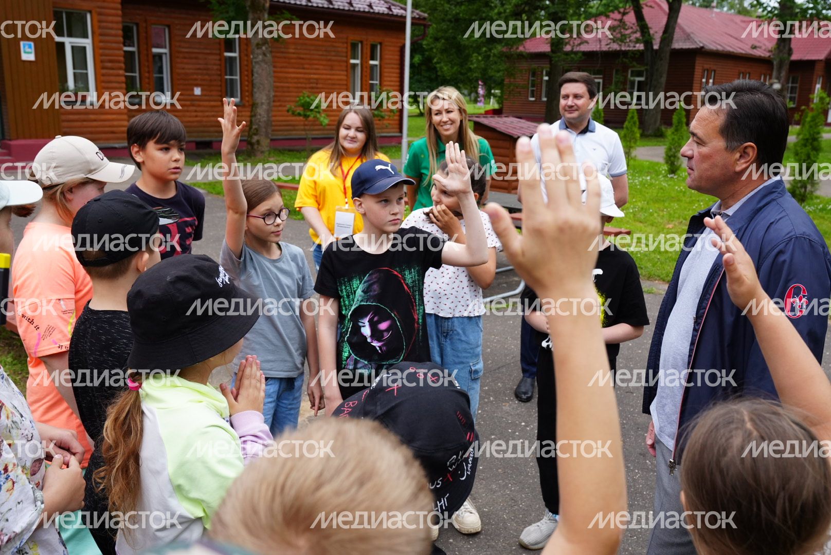 Посещение детей участников СВО в оздоровительном комплексе «Литвиново» Губернатором Подмосковья