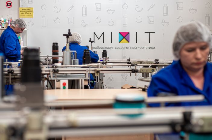 Процесс работы фабрики косметического бренда Mixit