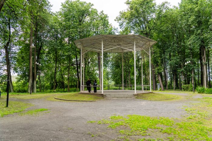Беседка в Центральном парке имени В.В. Воровского в Наро-Фоминске летом