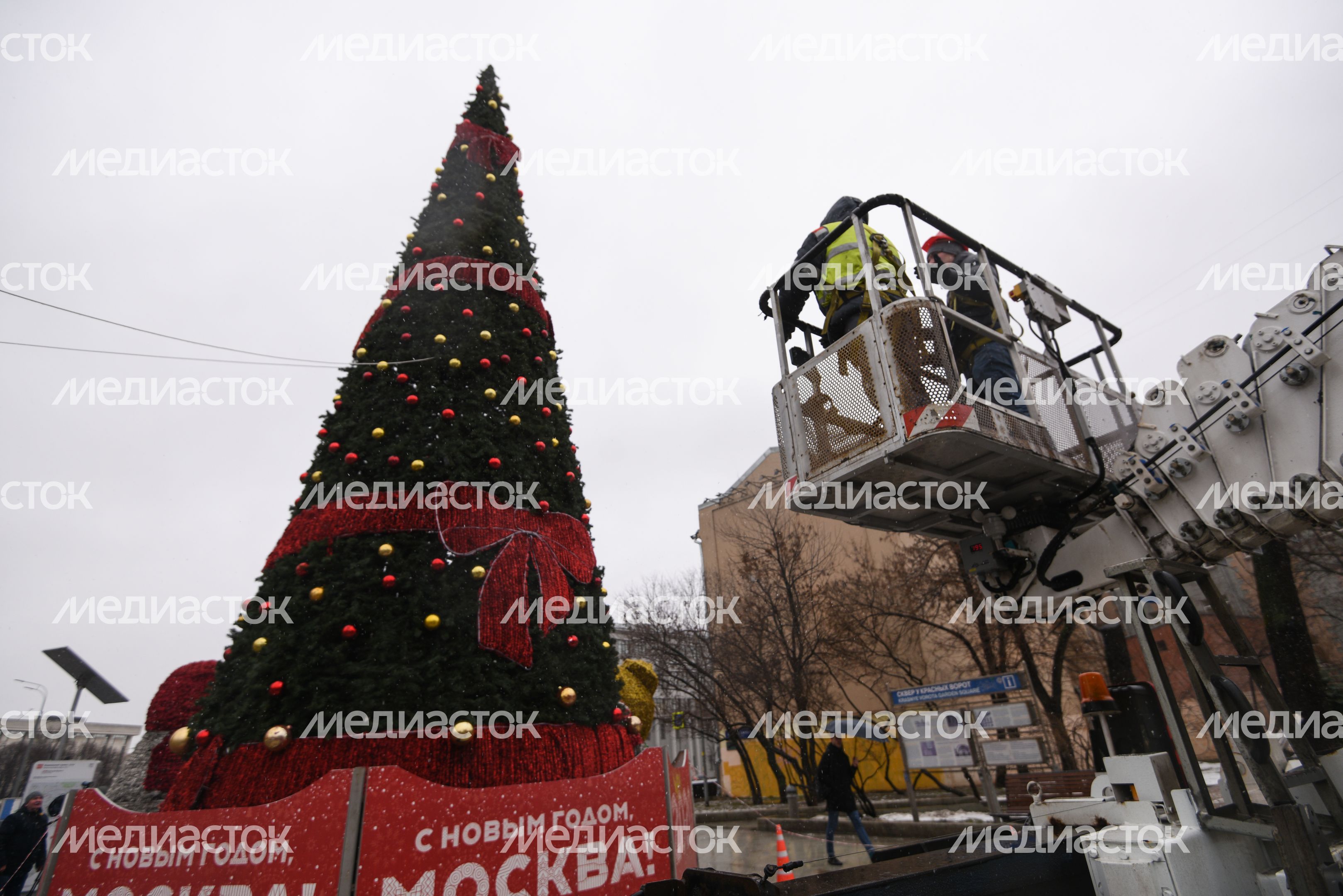 Демонтаж и складирование новогодних елок в Москве