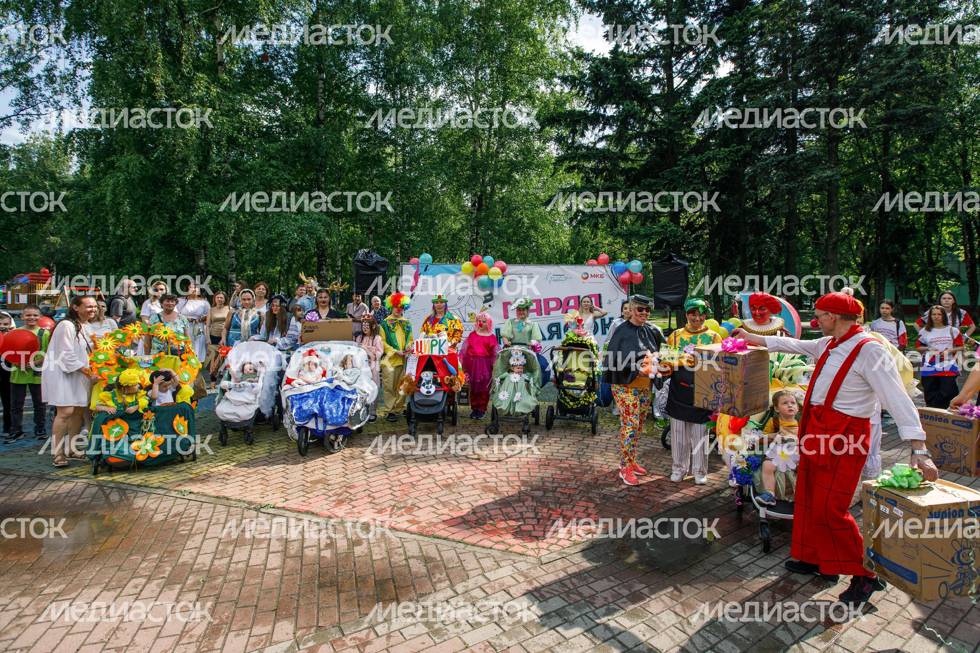 Парад колясок в сквере "Юбилейный" в Химках Парад колясок в сквере "Юбилейный" в Химках